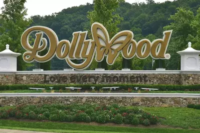 dollywood entance sign